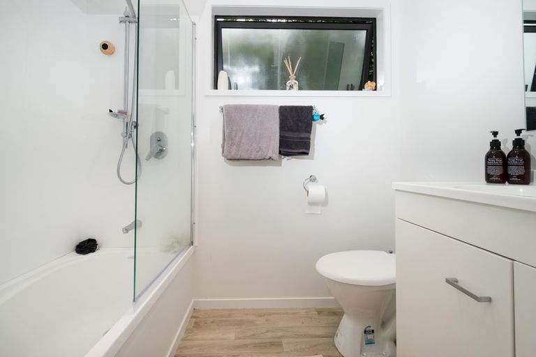 Photo of property in 8 Landow Place, Henderson, Auckland, 0612