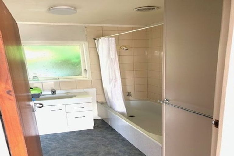 Photo of property in 2/1 Hatherlow Street, Glenfield, Auckland, 0629