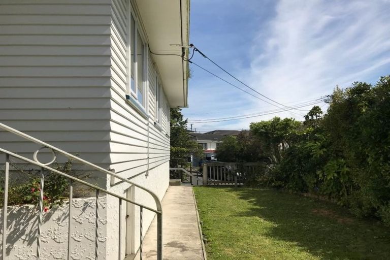 Photo of property in 1 Kinapori Terrace, Newlands, Wellington, 6037