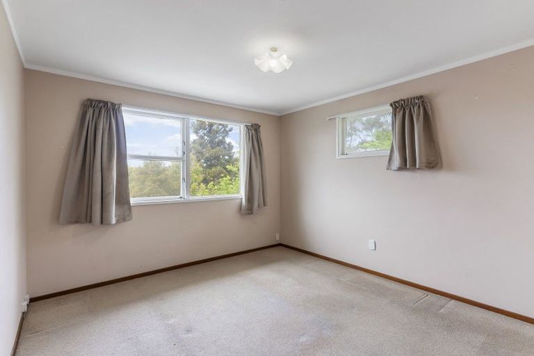 Photo of property in 51 Easton Park Parade, Glenfield, Auckland, 0629