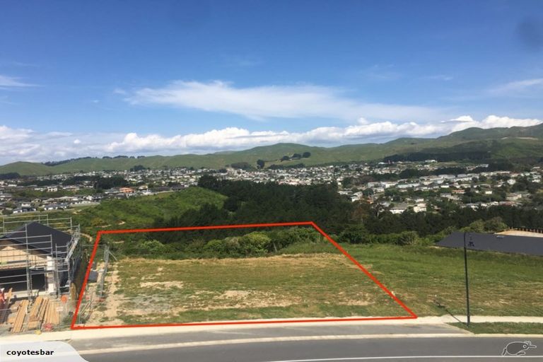 Photo of property in 17 Queen Charlotte Drive, Aotea, Porirua, 5024