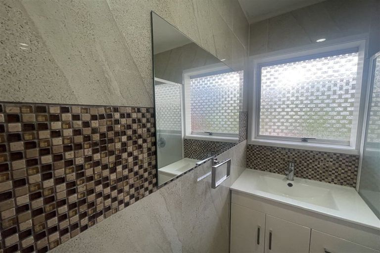 Photo of property in 1/1 Ribblesdale Road, Henderson, Auckland, 0612