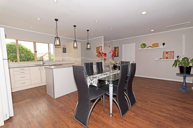 Photo of property in 3 Neta Grove, Henderson, Auckland, 0612