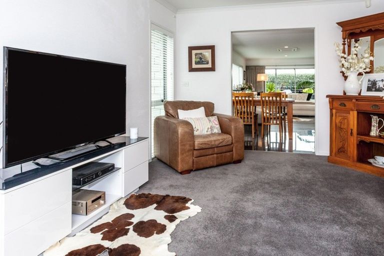 Photo of property in 10 Waitotara Way, Whitianga, 3510