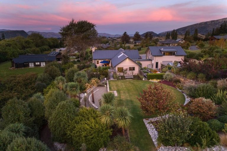 Photo of property in 5 Hollyhock Lane, Wanaka, 9305