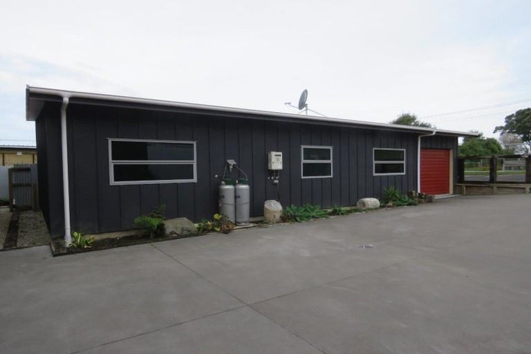 Photo of property in 32 Pioneer Road, Moturoa, New Plymouth, 4310