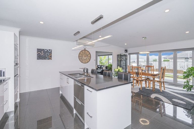 Photo of property in 18 Roseberry Place, Whitianga, 3510