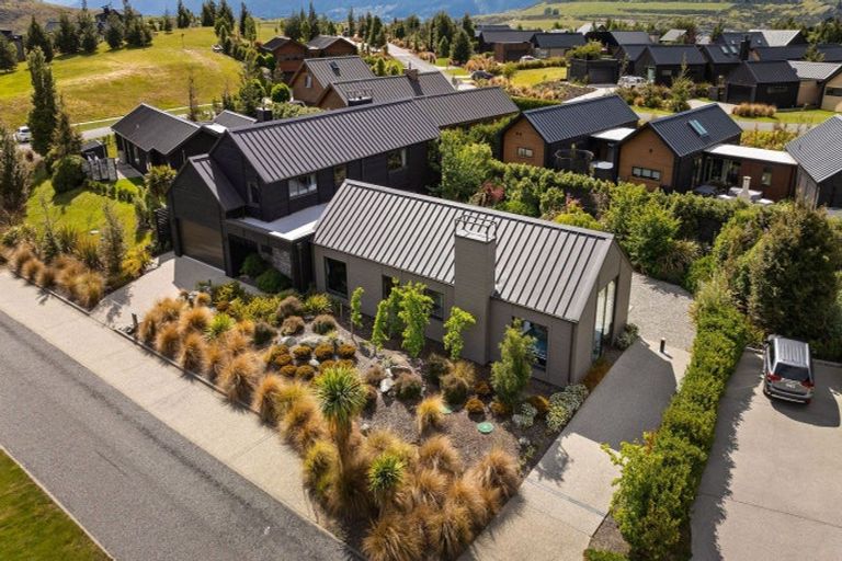 Photo of property in 8 Pendeen Crescent, Jacks Point, Queenstown, 9371