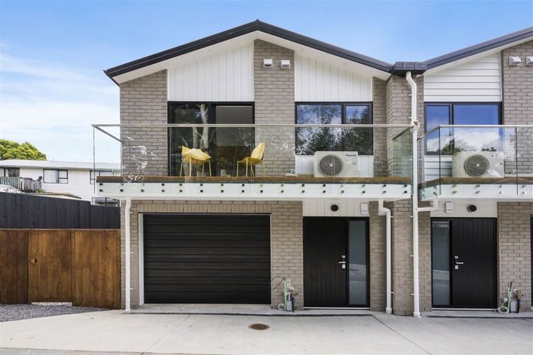 Photo of property in 10f Ballial Place, West Harbour, Auckland, 0618
