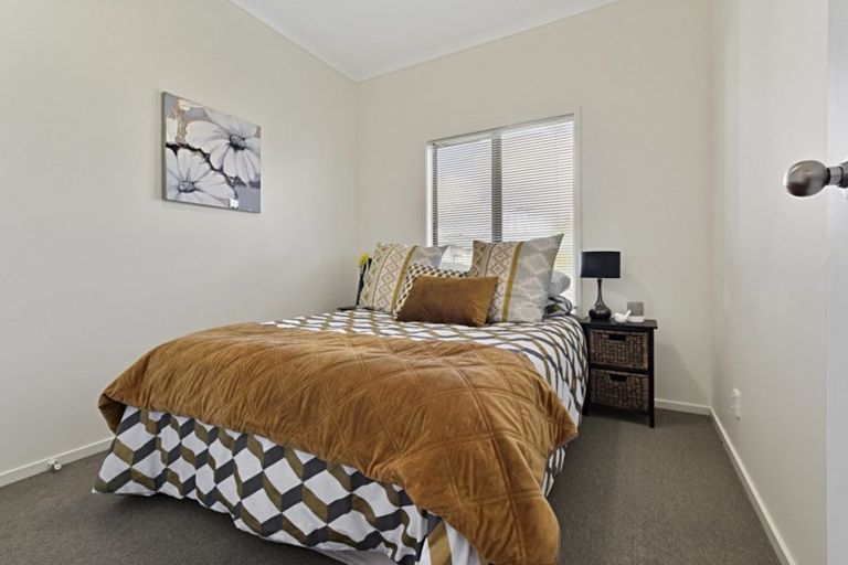 Photo of property in 14 Verdale Circle, Glen Eden, Auckland, 0602