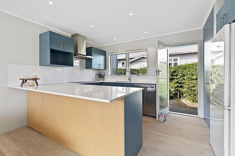 Photo of property in 2/5 Otakau Road, Milford, Auckland, 0620