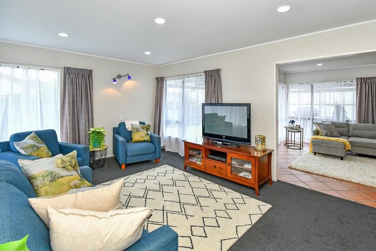 Photo of property in 187 Walter Strevens Drive, Conifer Grove, Takanini, 2112