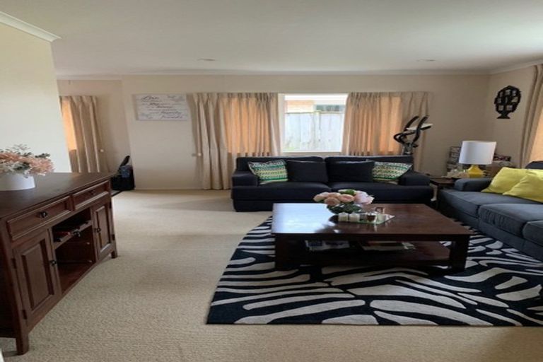 Photo of property in 5 Heyington Way, East Tamaki Heights, Auckland, 2016