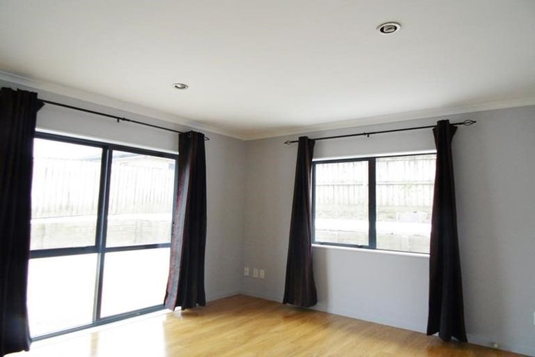 Photo of property in 72 Glenveagh Park Drive, Weymouth, Auckland, 2103