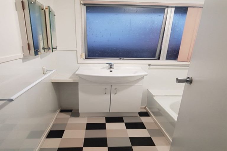 Photo of property in 2/112 Te Atatu Road, Te Atatu South, Auckland, 0610