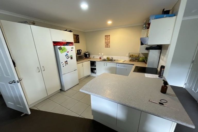 Photo of property in 28 Kathleen Reece Place, Waiuku, 2123