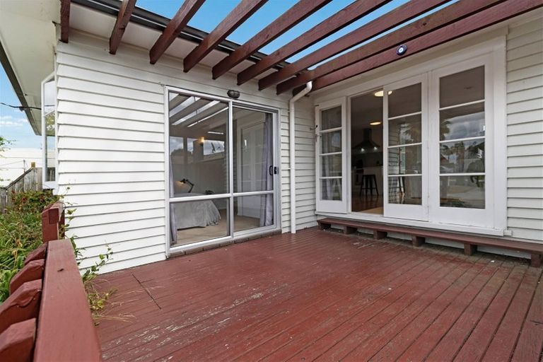 Photo of property in 2 Totara Road, Te Atatu Peninsula, Auckland, 0610