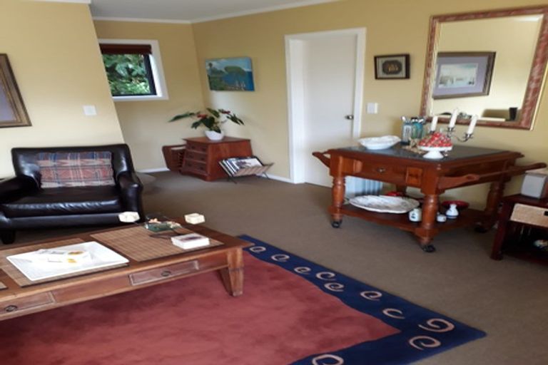 Photo of property in 666 South Titirangi Road, Titirangi, Auckland, 0604