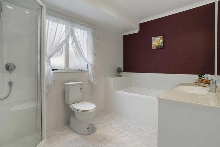 Photo of property in 9 Lorikeet Place, Unsworth Heights, Auckland, 0632