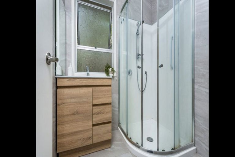 Photo of property in 2/7 Malters Place, Browns Bay, Auckland, 0630