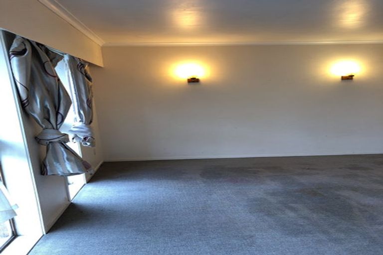 Photo of property in 1 Halberg Street, Glenfield, Auckland, 0629