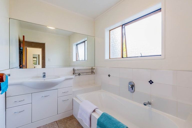 Photo of property in 221 Forrest Hill Road, Forrest Hill, Auckland, 0620