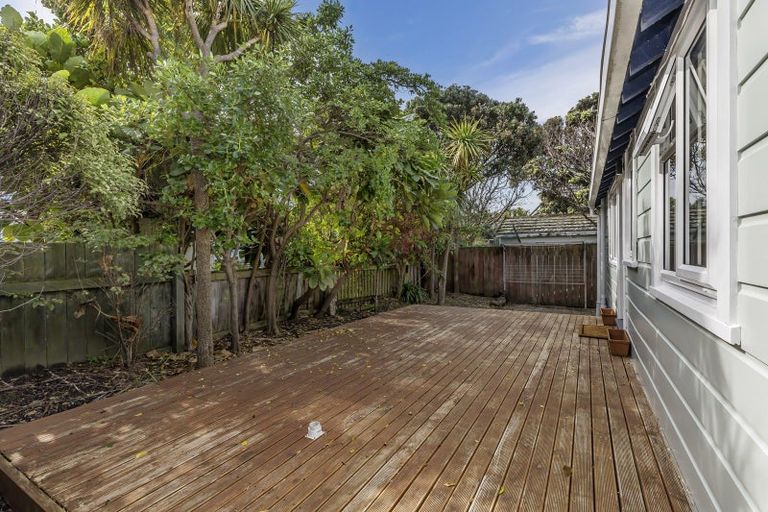 Photo of property in 3 Apu Crescent, Lyall Bay, Wellington, 6022