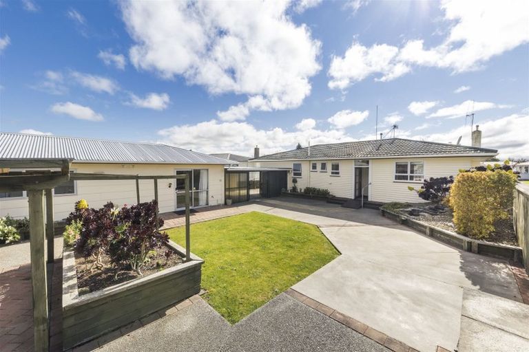 Photo of property in 16 Ellesmere Crescent, Highbury, Palmerston North, 4412