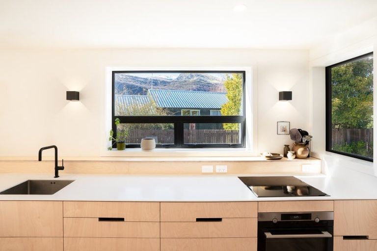 Photo of property in 10 Preston Drive, Arrowtown, 9302