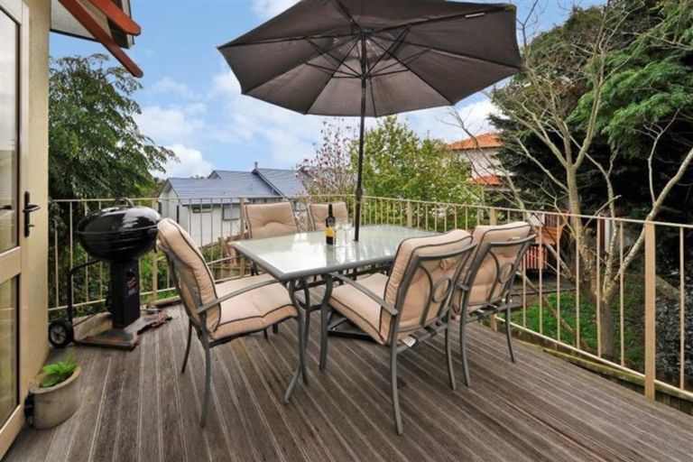 Photo of property in 2/49 Ribbonwood Crescent, Goodwood Heights, Auckland, 2105