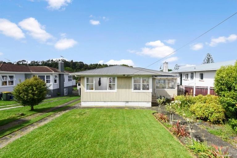 Photo of property in 18 Huruhuru Road, Massey, Auckland, 0614