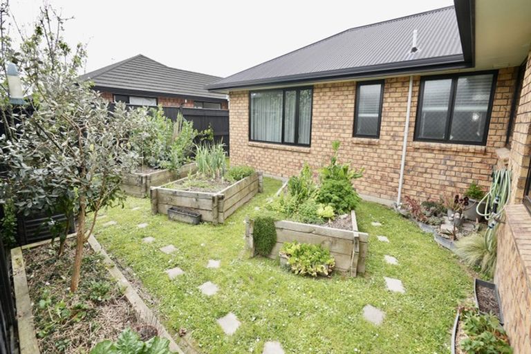 Photo of property in 16 Chestnut Close, Kelvin Grove, Palmerston North, 4414