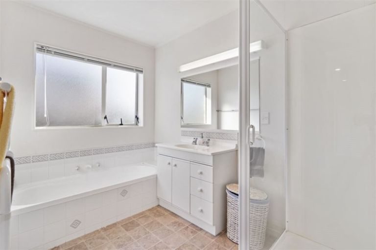 Photo of property in 156 Lakeside Drive, Orewa, 0931