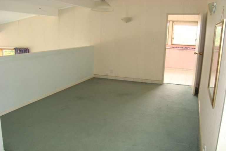 Photo of property in 635 Glenfield Road, Totara Vale, Auckland, 0629