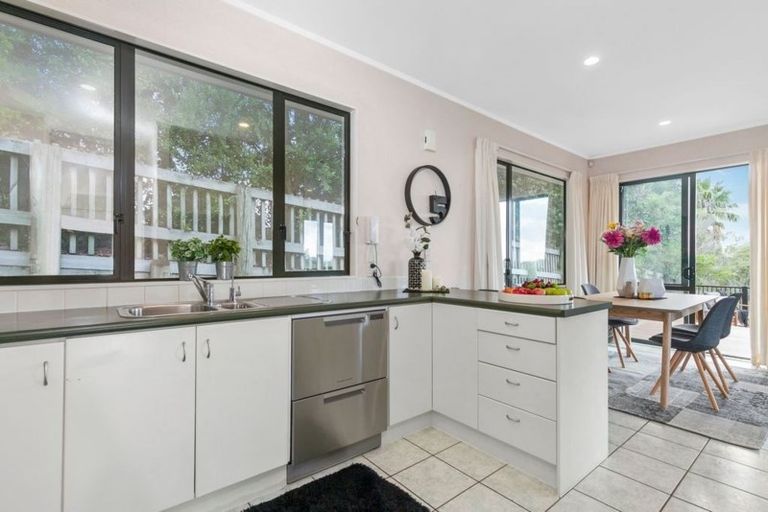 Photo of property in 19 Pannill Place, Oteha, Auckland, 0632