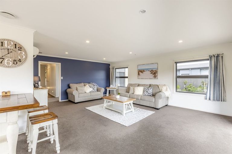 Photo of property in 23 Chestnut Close, Kelvin Grove, Palmerston North, 4414