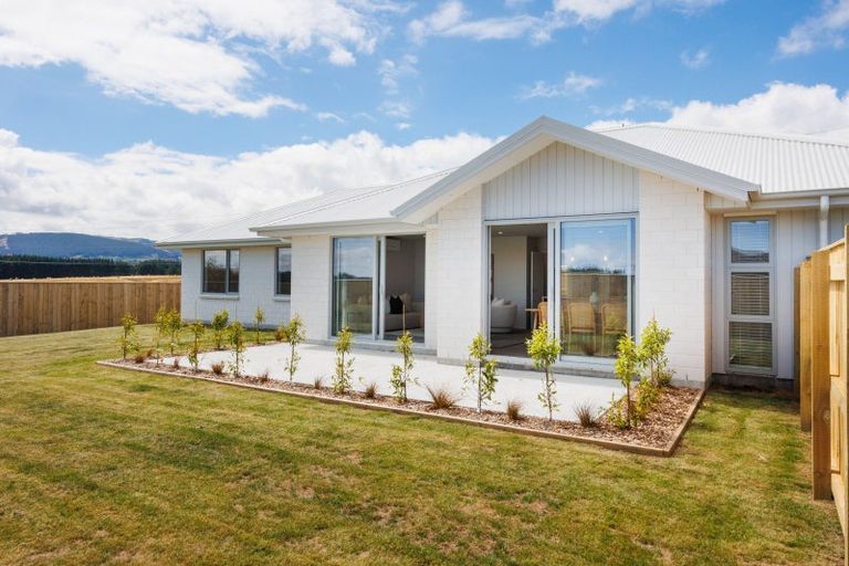 Photo of property in 68 Atlantic Drive, Fitzherbert, Palmerston North, 4410