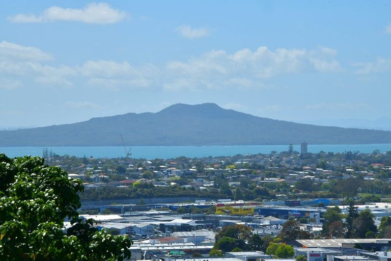 Photo of property in 2/9 Sunset Road, Totara Vale, Auckland, 0632