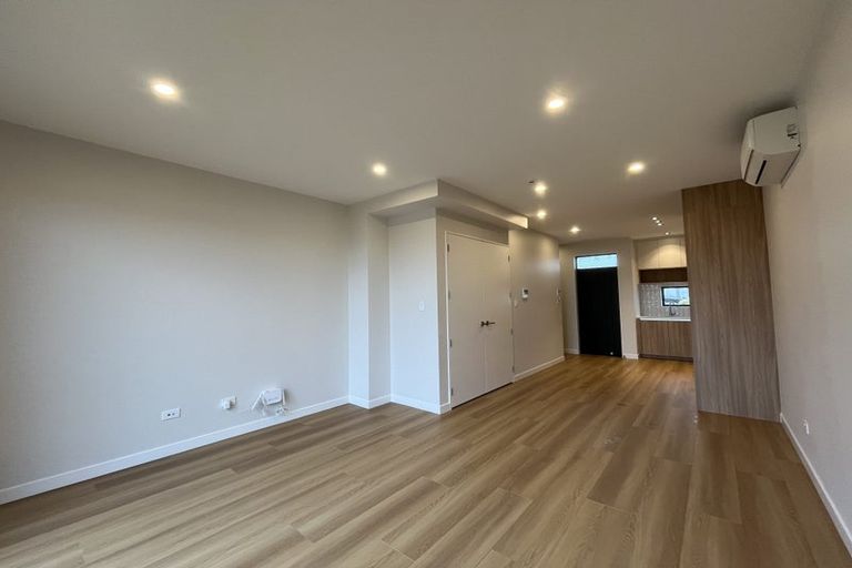 Photo of property in 17 Kuaha Road, Massey, Auckland, 0614