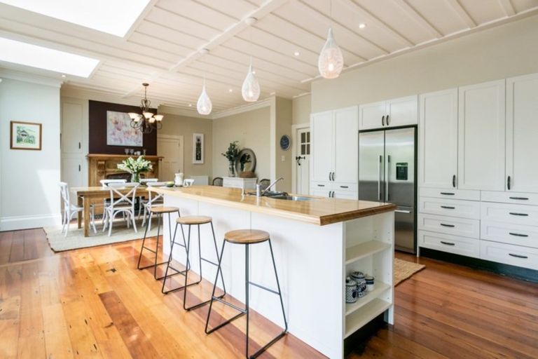 Photo of property in 2 Gillean Street, Havelock North, 4130