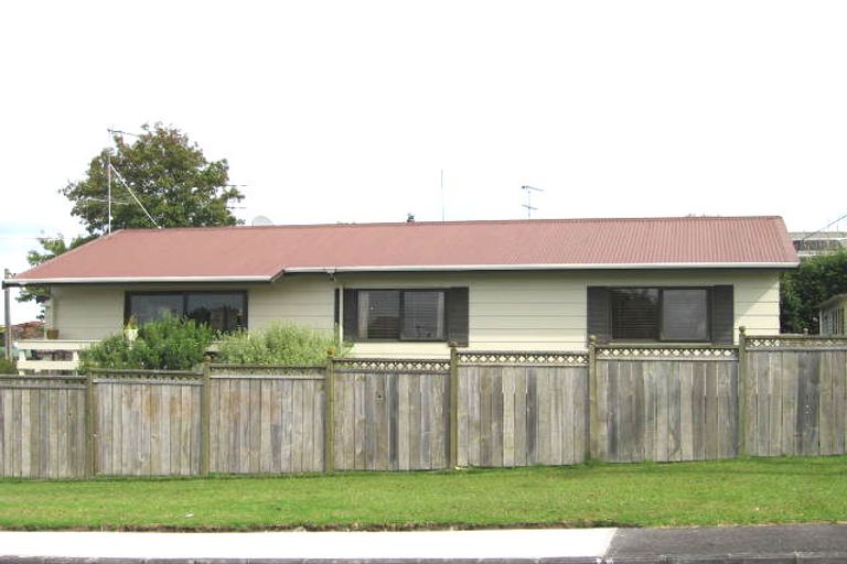 Photo of property in 1/17 Lyndhurst Road, Te Atatu South, Auckland, 0610