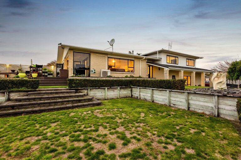 Photo of property in 14 Sequoia Grove, Merrilands, New Plymouth, 4312