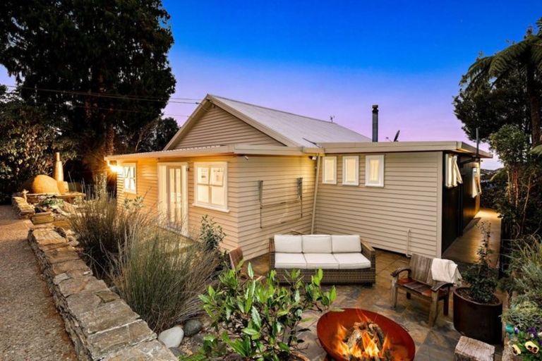 Photo of property in 37 Quinns Road, Waiatarua, Auckland, 0612