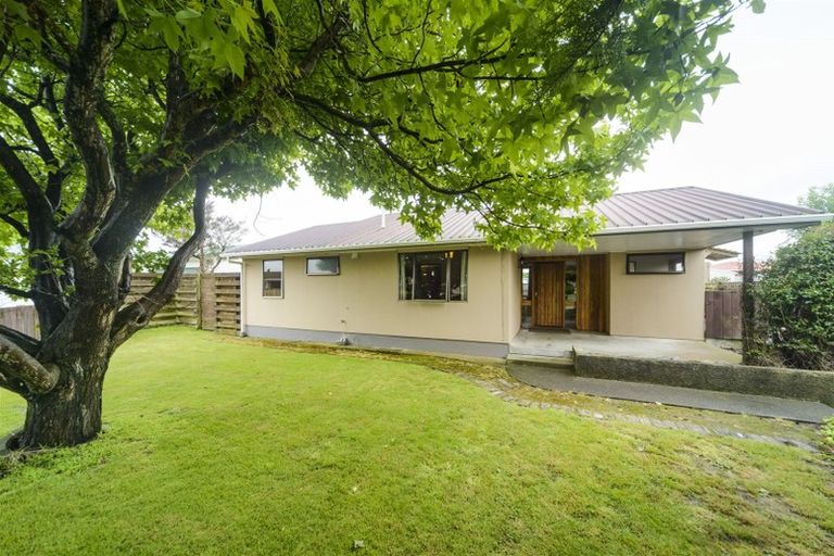 Photo of property in 6 Adams Place, Kelvin Grove, Palmerston North, 4414