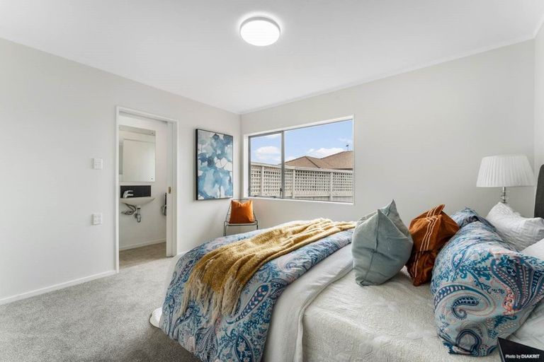 Photo of property in 2/24 Amberwood Drive, Northpark, Auckland, 2013