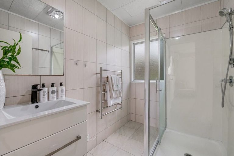 Photo of property in 10 Santiago Crescent, Unsworth Heights, Auckland, 0632