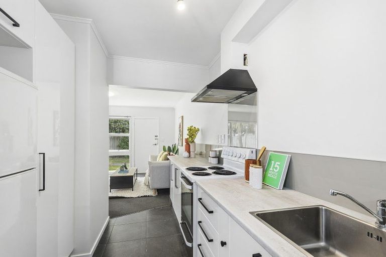 Photo of property in 2/102 Endeavour Street, Lyall Bay, Wellington, 6022