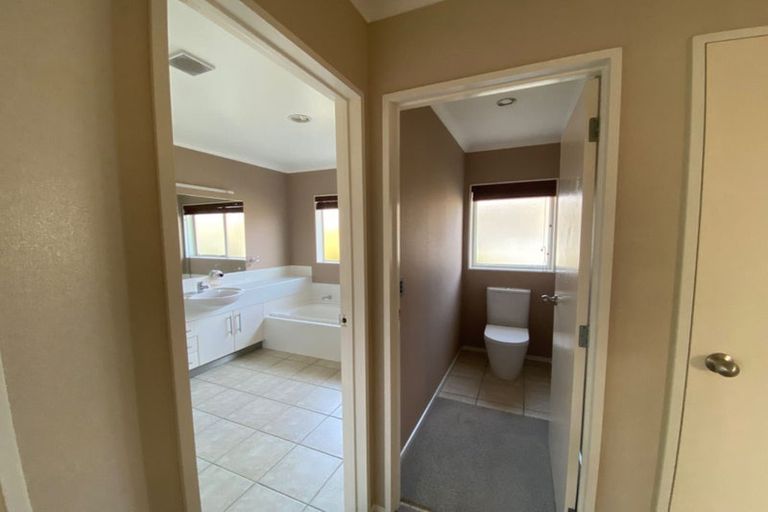 Photo of property in 8 Moycullien Lane, East Tamaki Heights, Auckland, 2016