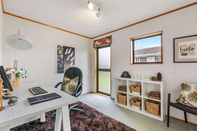 Photo of property in 28 Edgewater Parade, Waiuku, 2123