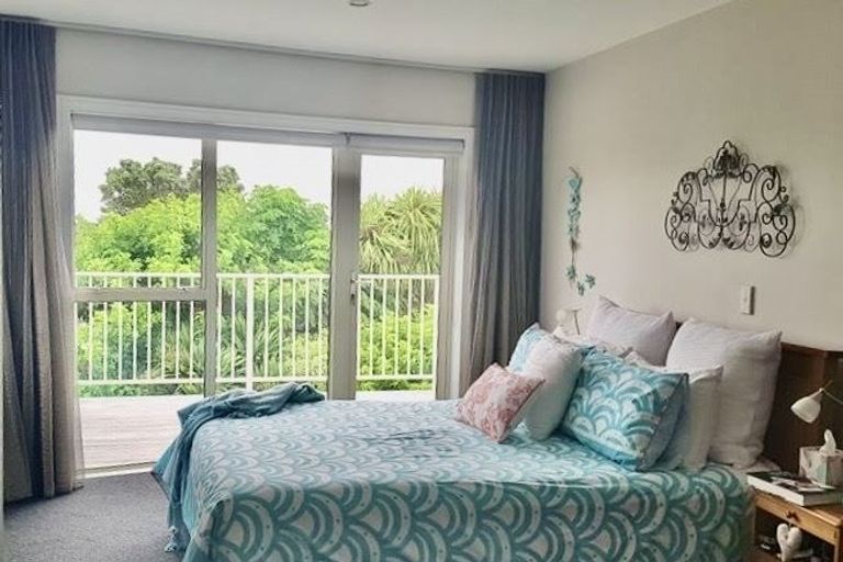 Photo of property in 16 Pacific Parade, Army Bay, Whangaparaoa, 0930